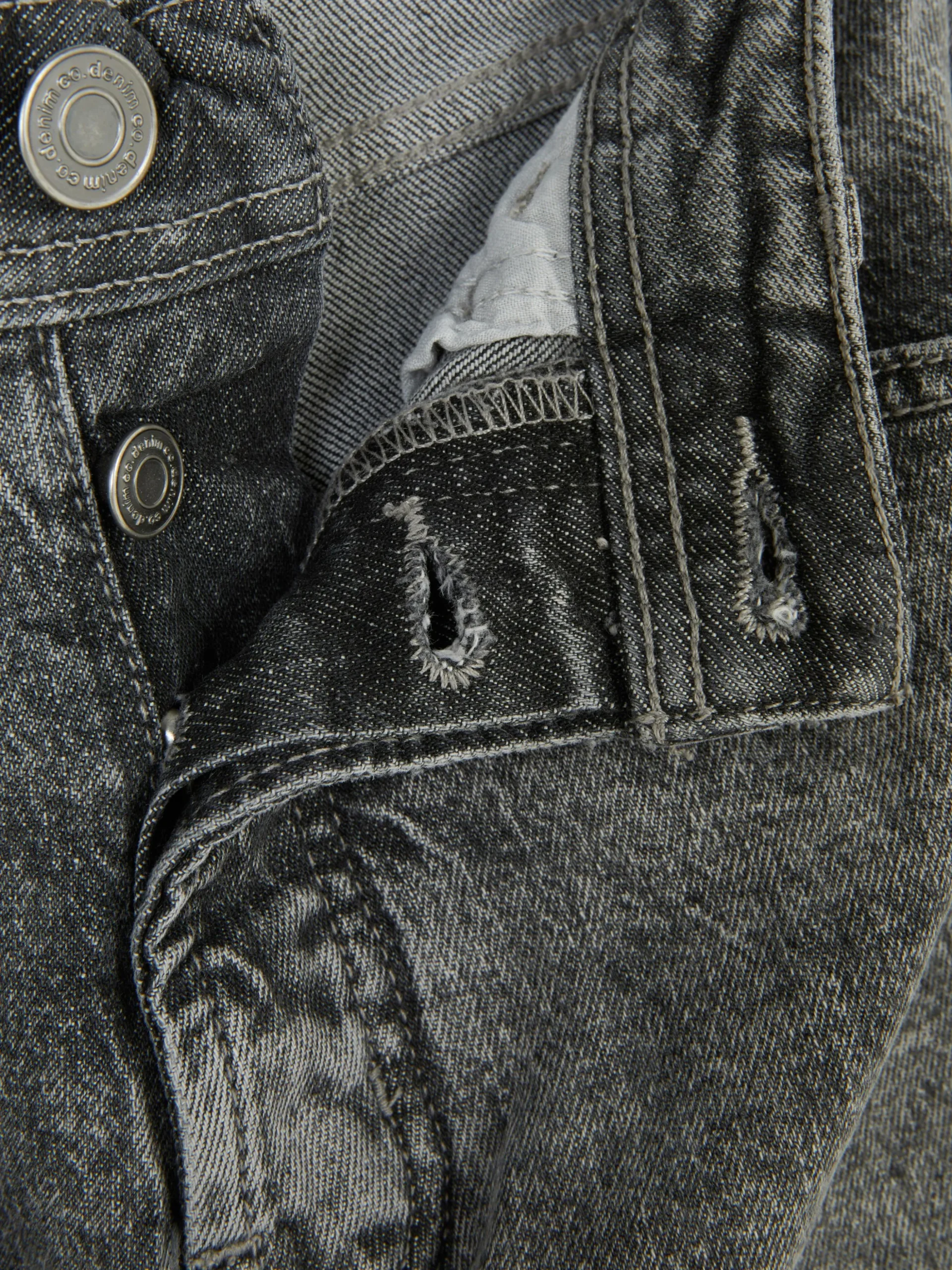 Relaxed Straight Jeans