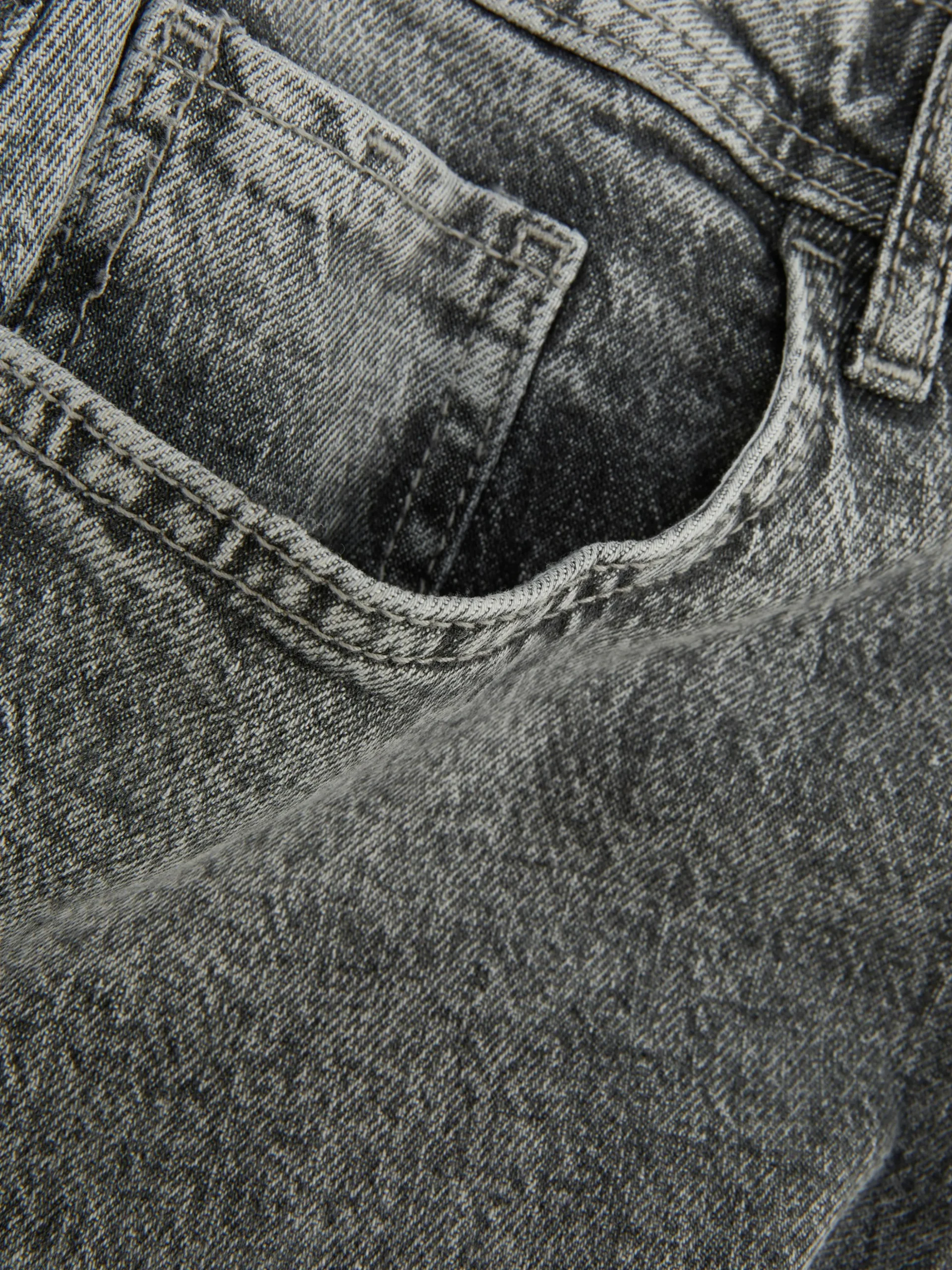 Relaxed Straight Jeans